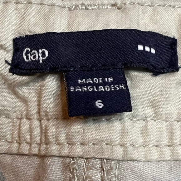 ⭐️ Gap Capris - Picture 3 of 4